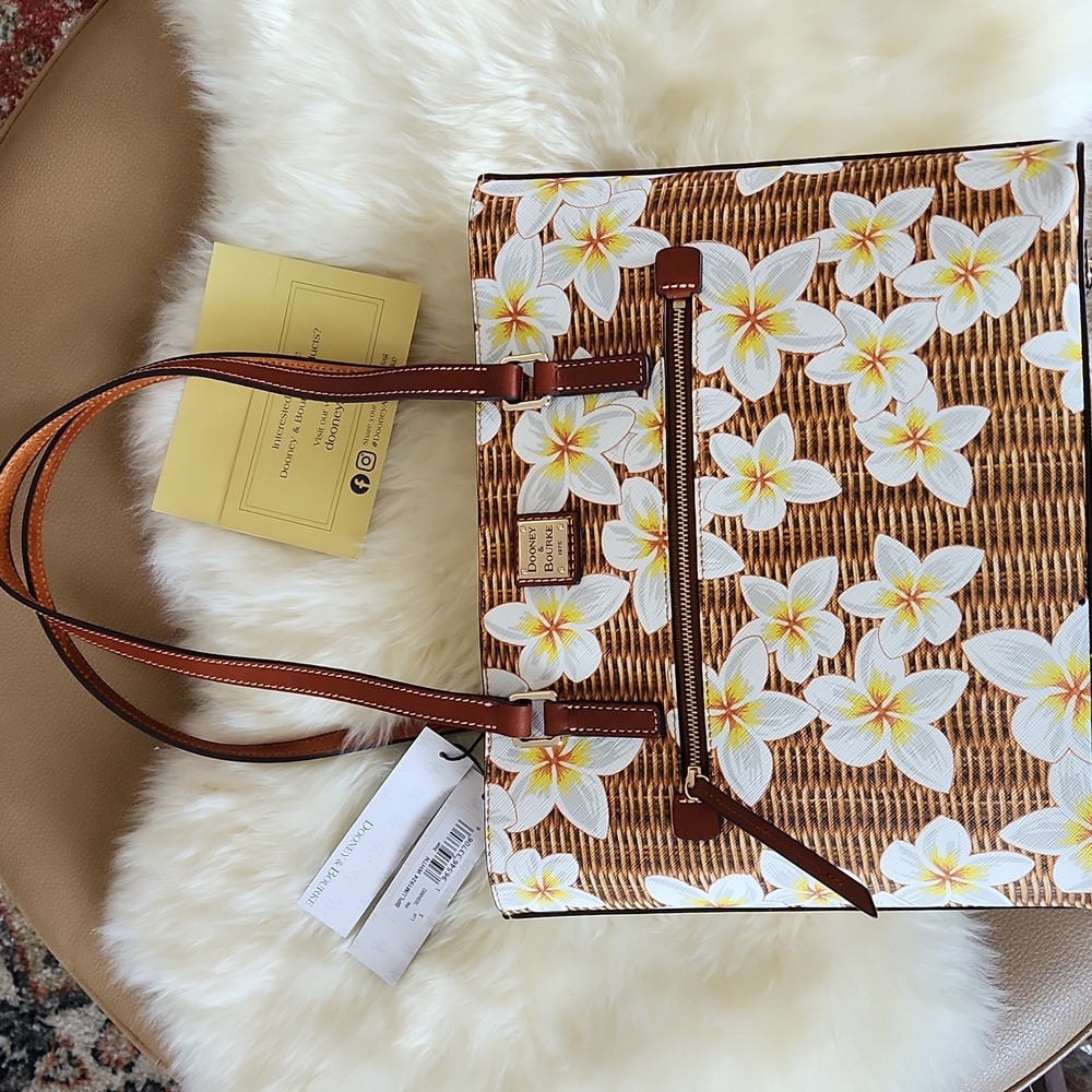 🎉HOST PICK!🎉 NWT Dooney & Bourke Plumeria & Basket Weave Shopper Tote 🤎🌼🧺🤍